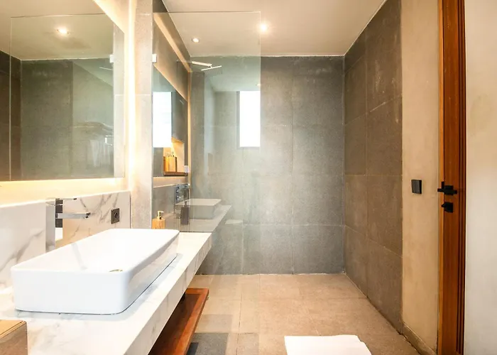 Villa Seaside Serenity 5Br Villa, New, Canggu Bliss